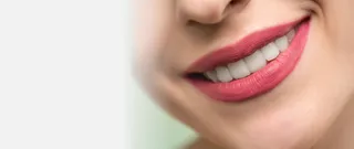 Paciente sorrindo durante atendimento odontológico